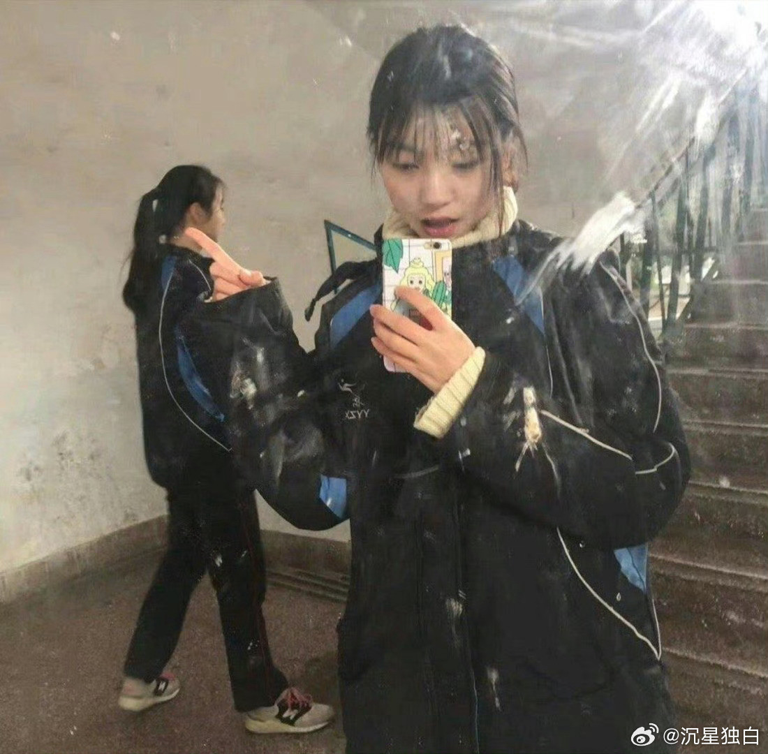 易梦玲初高中旧照，读书时期就好美，但是却瘦成皮包骨了