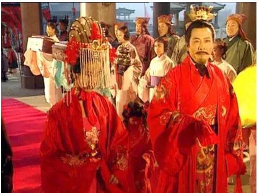 东汉末年，诸葛亮倒插门去黄家。新婚夜，送走宾客，诸葛亮走进新房，看着新娘子盖着红