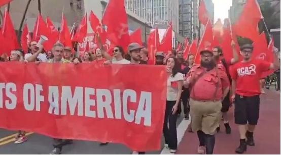 美国1%的人掌握90%的财富，为什么穷人不拿起枪闹革命？简单来说，美国那些最底层