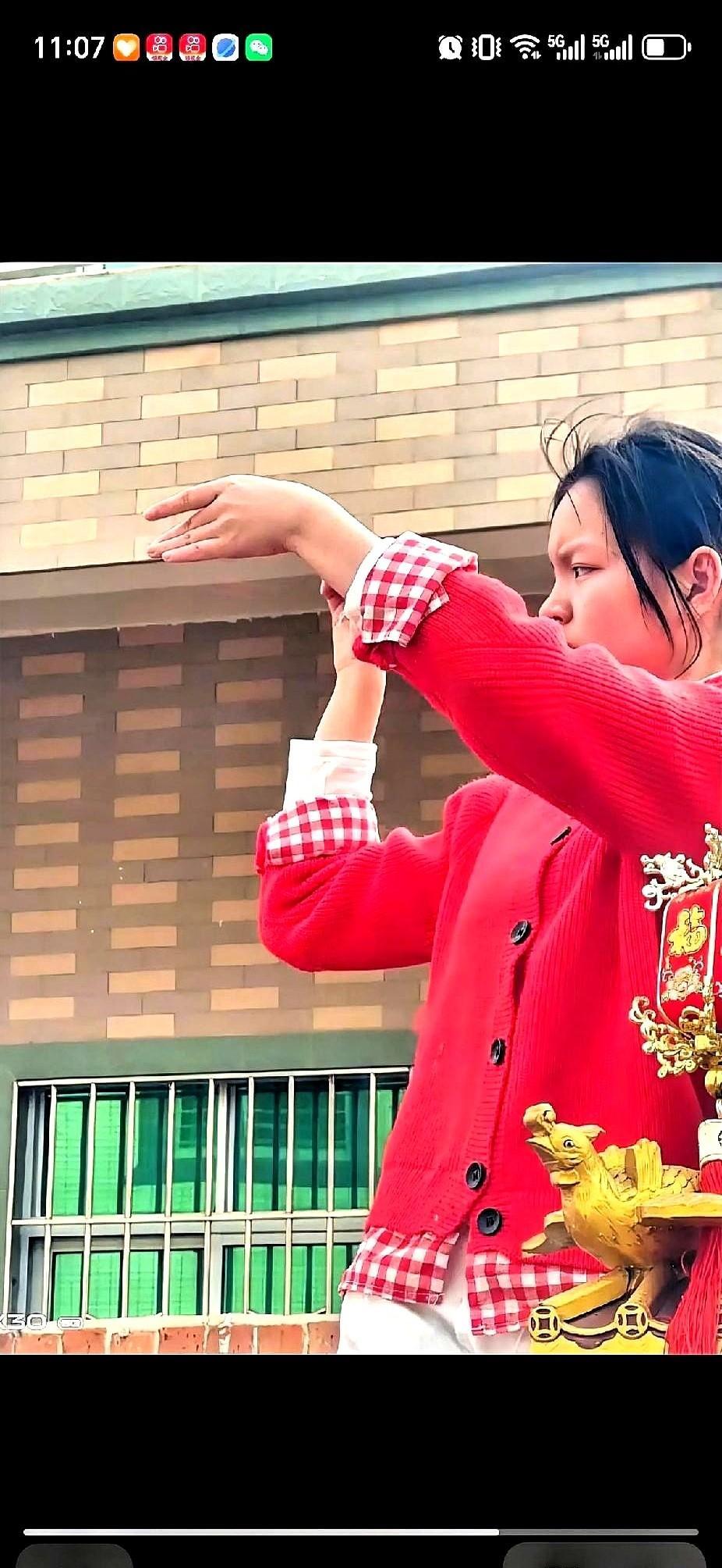 混乱中，她死都不让人扶，只喊“给我凳子！”腰板挺得像铁板，坐在那。四周推搡