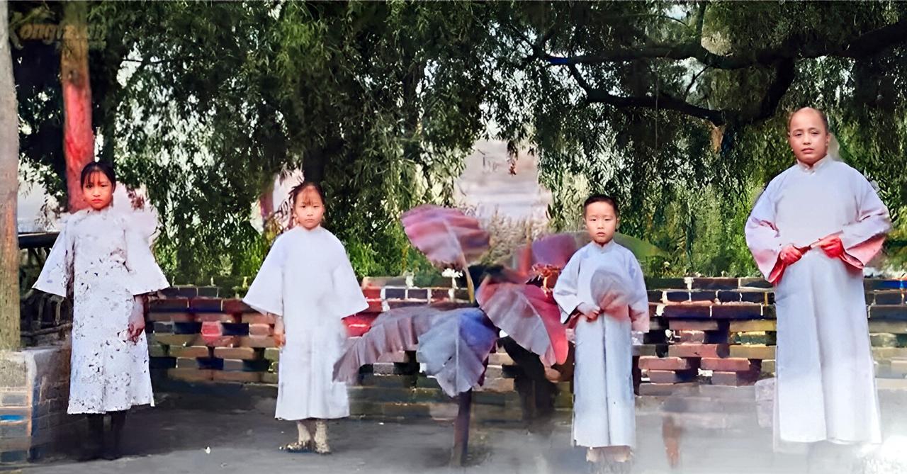这是末代衍圣公孔德成与大姐孔德齐、二姐孔德懋，还有家塾老师。三姐妹的母亲王宝翠去