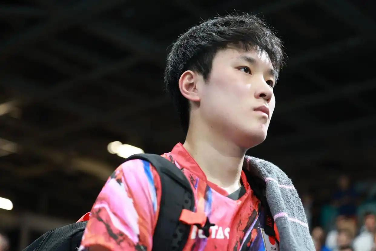 3-2，日本张本智和又一次险遭淘汰，WTT中国大满贯第二轮：张本艰难战胜韩国选手
