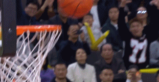 裁判就是瞎胡吹，琼斯推奎因出界，不给犯规给什么出界？争议球成为胜负手CBA