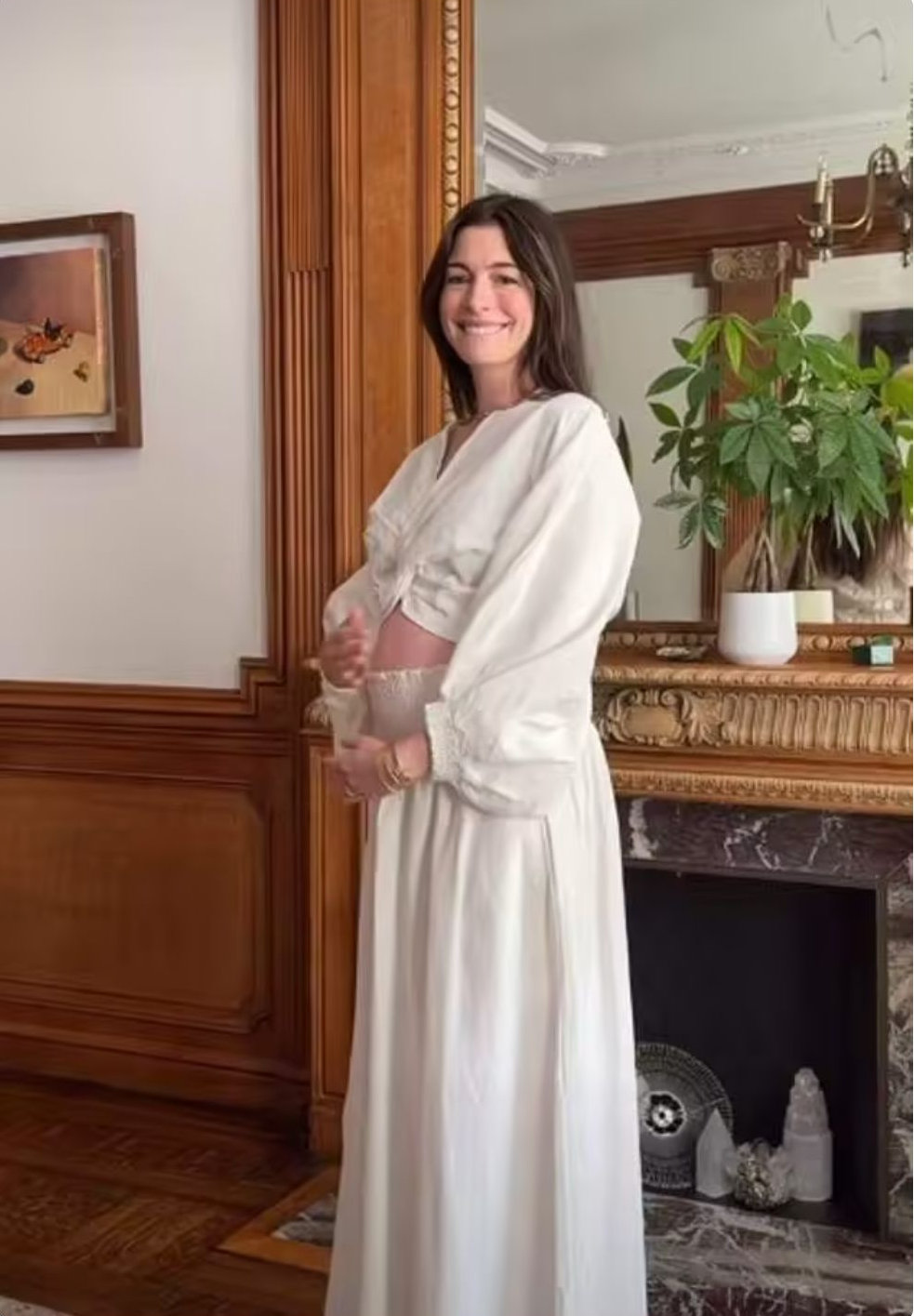 安妮·海瑟薇官宣怀三胎，结婚14年恩爱如初，出镜露孕肚温婉动人