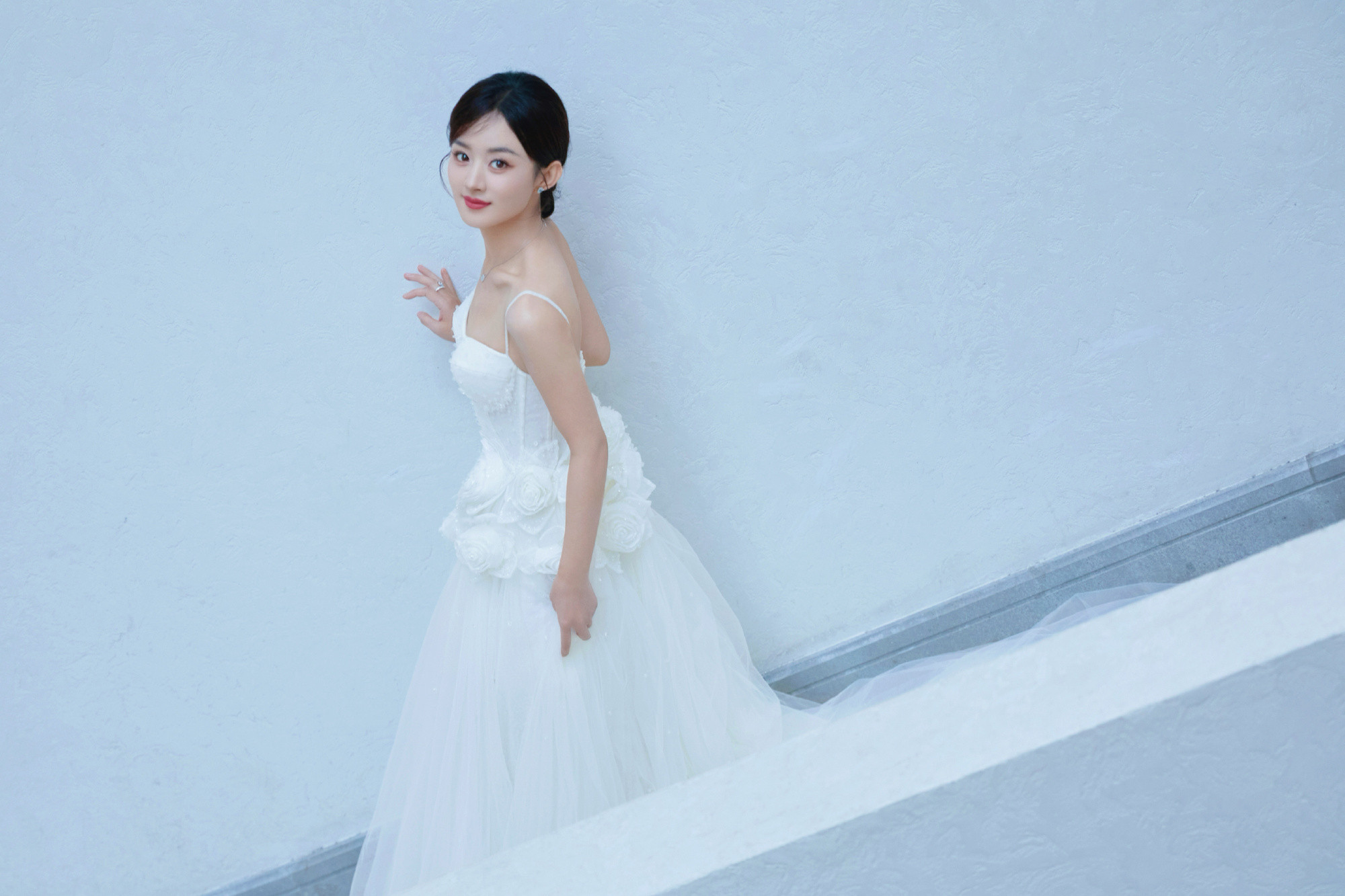 赵丽颖白色吊带裙：天光澄澈夏色弥深，微风清旷我心自如​​​