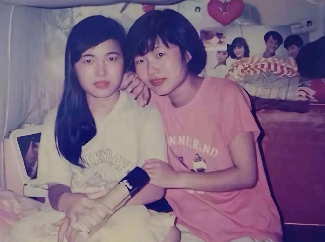 这张照片拍摄于1993年8月14日，广东省深圳市布吉沙湾飞达电子厂宿舍里，两名打