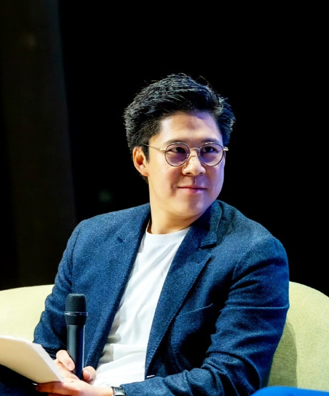 霍启刚和郭晶晶，双双冲上热搜！3月24日深夜，郭晶晶夫妻俩，连夜冲上了热搜