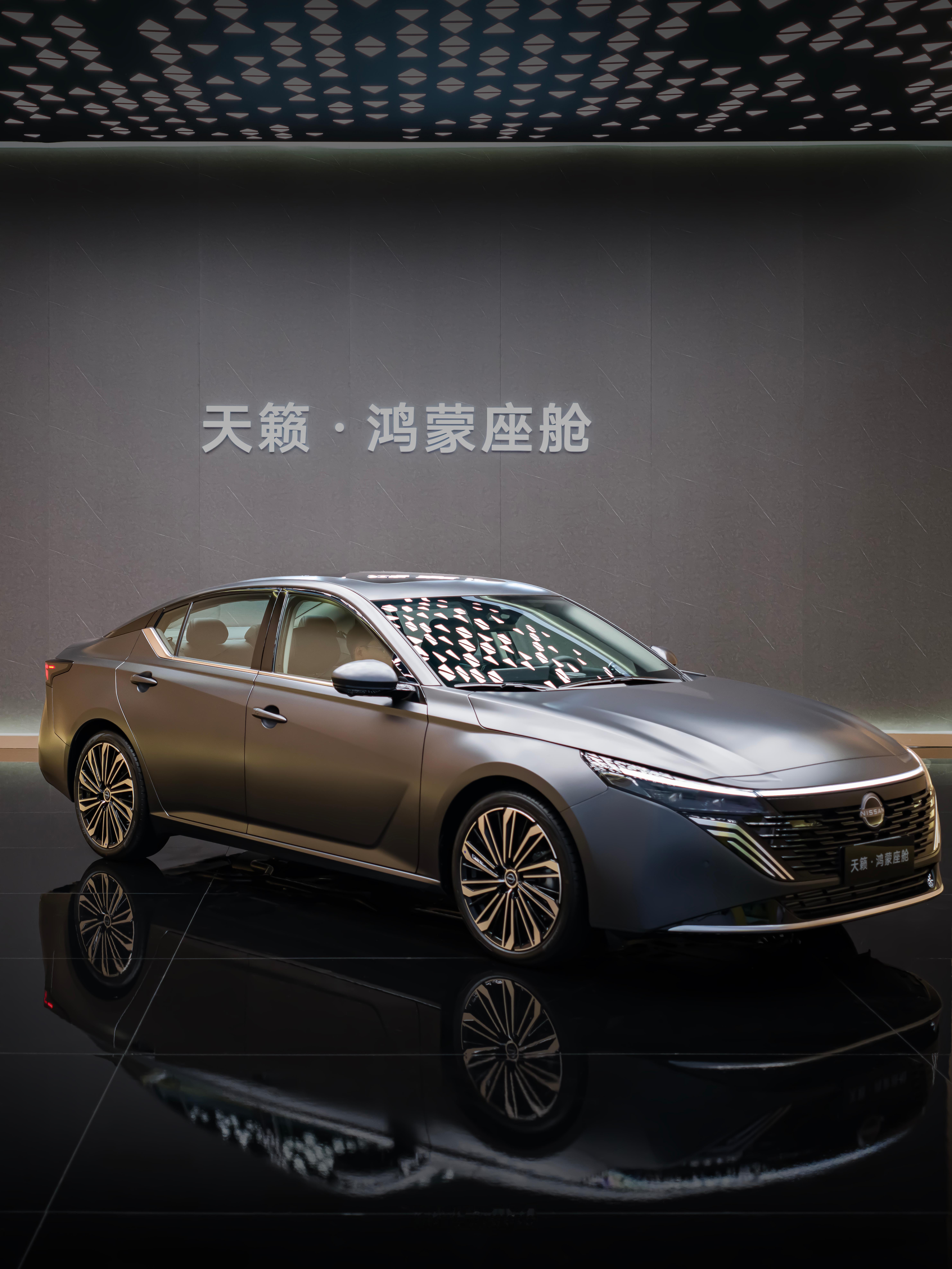 ｜东风日产天籁前脸寰宇星环贯穿灯、一体化展翼式前格栅，搭配黑化处理的横向镀铬条，