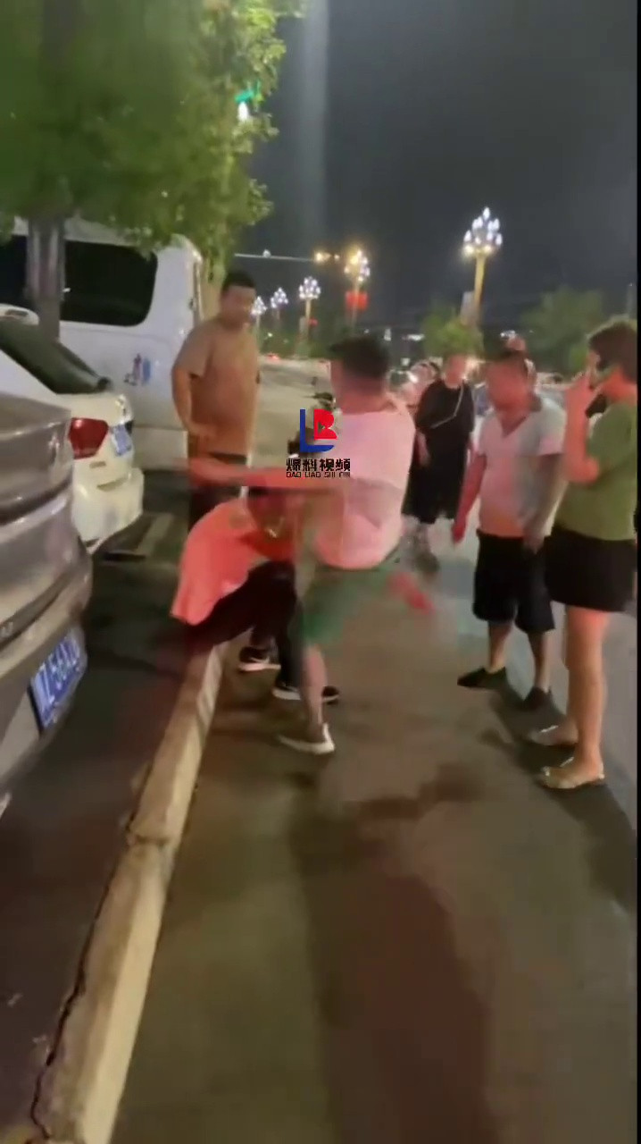 一男子和12岁女孩开房，男子当街被抓住，遭惨飞脚爆头并怒骂！