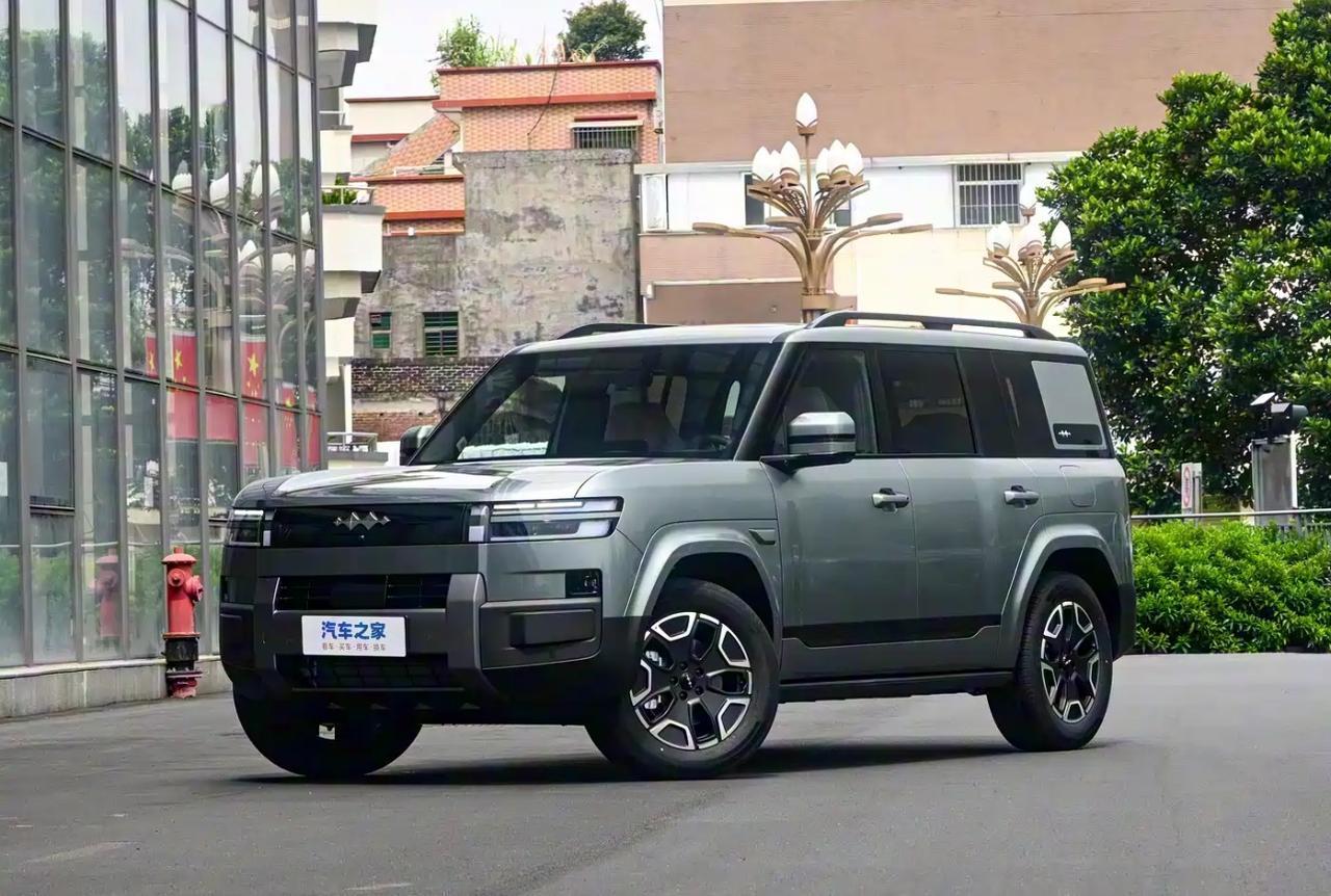 2025款方程豹钛7外观实测：硬派造型下的实用细节2025款方程豹钛7采用“