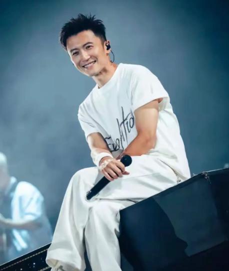 几天前，谢霆锋官宣父亲谢贤离世的消息，低调处理家事的同时，他的青岛演唱会第三轮售
