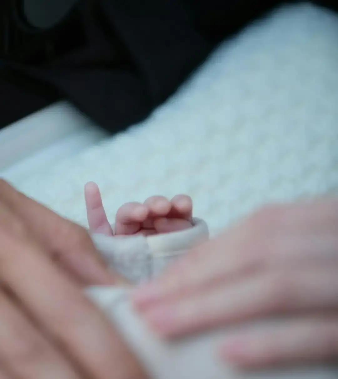 生娃第1天，爸爸脱光上衣抱娃冲上热搜照片里陈伟霆光着上身，把光溜溜的宝宝贴