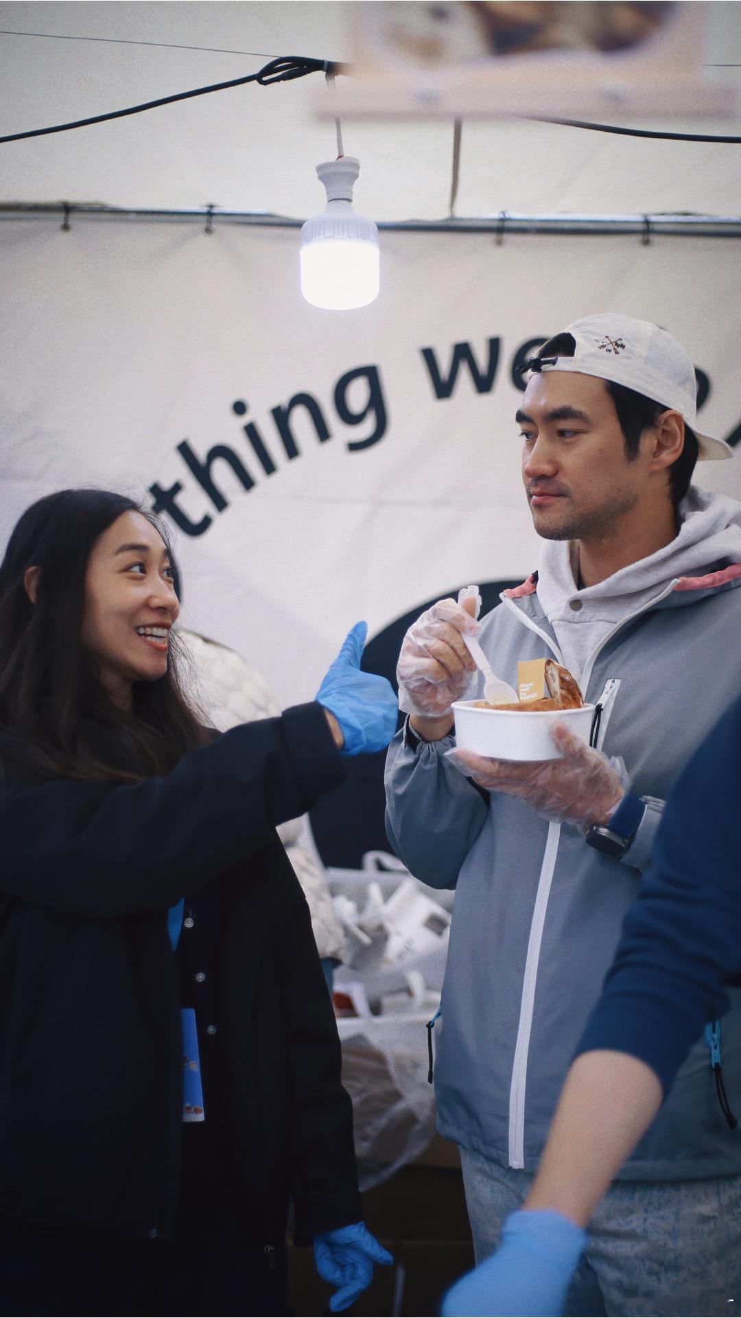 袁弘在面包节卖面包袁弘和张歆艺好久之前开的面包店了吧，之前在拜托了冰箱节目里还带