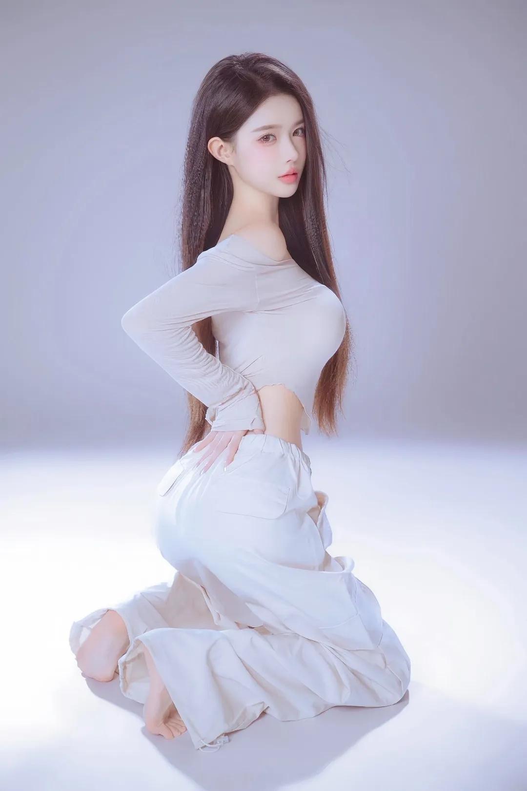 温柔甜美的少女，浅浅的微笑，梦幻的氛围。