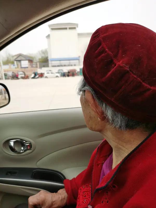 河南鹤壁63岁的王先生和沈建国，都做了同一件超暖心的事——每天开车带103岁母亲