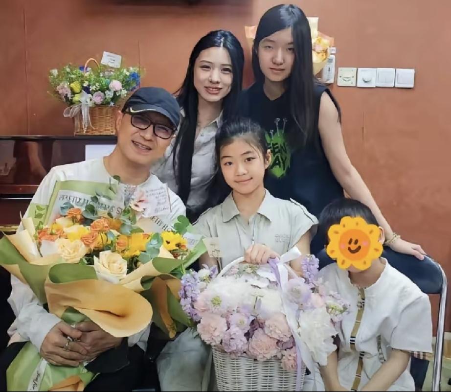 汪峰晒出他和四个子女的合影。大女儿汪曼熙长的和亲妈葛荟婕如同一个模子里刻出来的