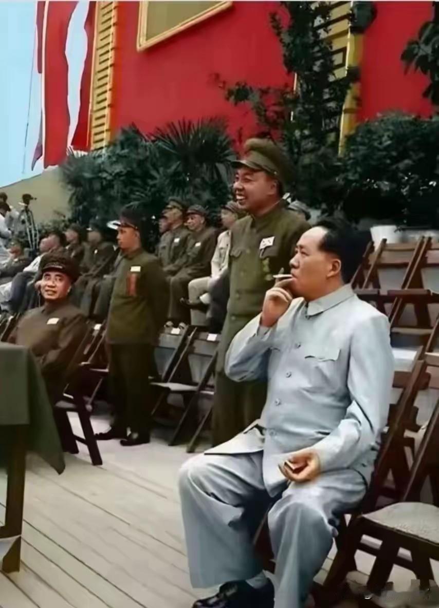 三组珍贵影像定格伟人不同坐姿，观演时从容自若，闲坐时温和舒展，凝望大河时沉静深思