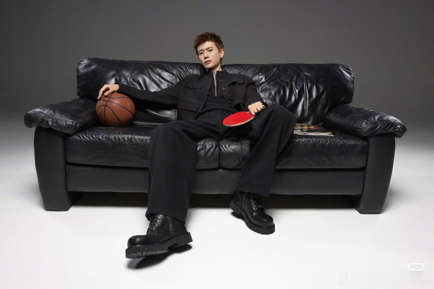 任嘉伦一《中国体育热爱之上》定制特刊封面，是该杂志创刊以来首位、也是目前唯﹣一位