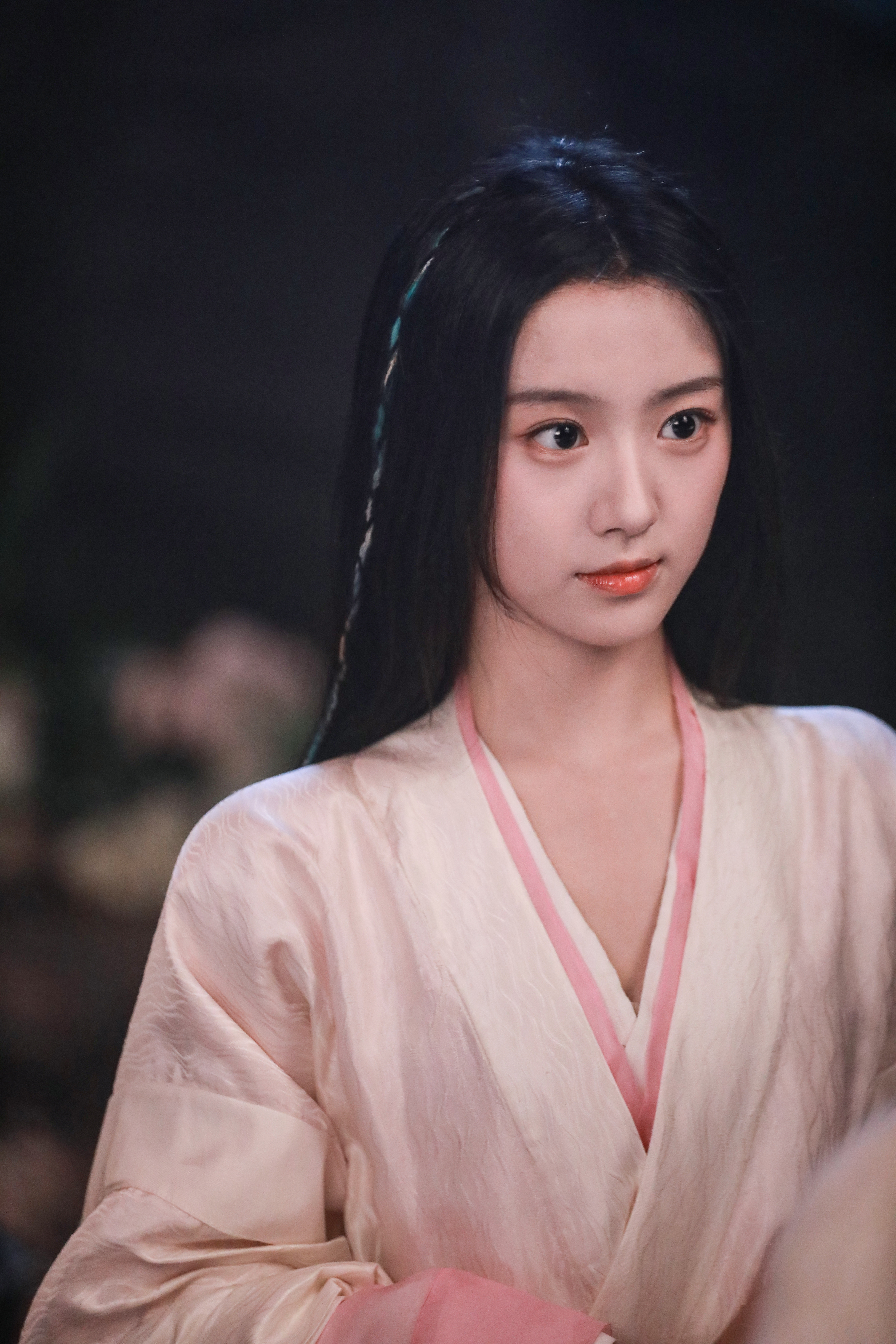 包上恩淡紫染尽眉间月色，碎金缀着心上清欢，只此一瞬，便误了半生尘缘。