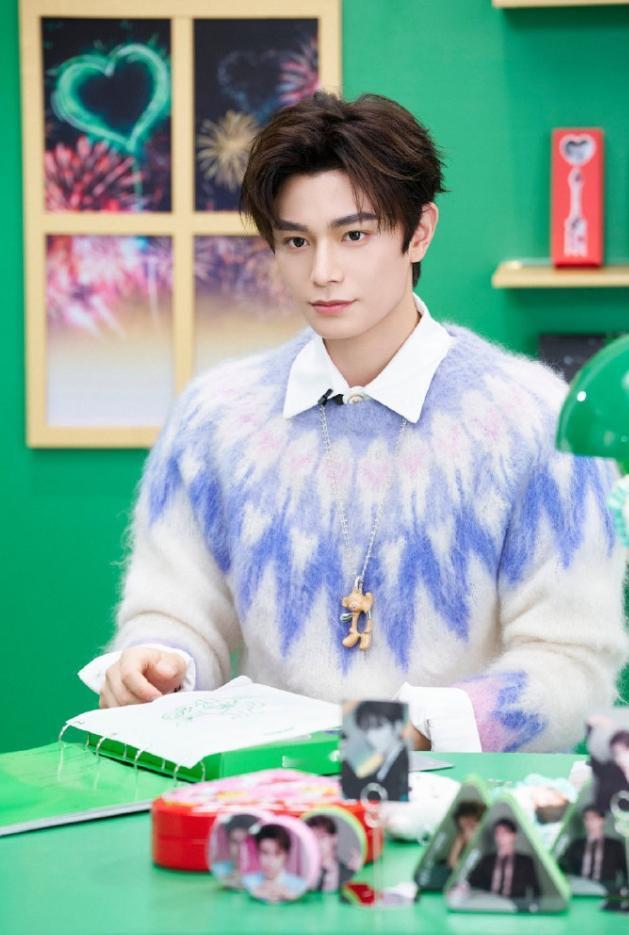 丁禹兮一句没有谐音梗就给自己上了个黑热搜！丁禹兮品牌直播，主持人让他想句话抽福