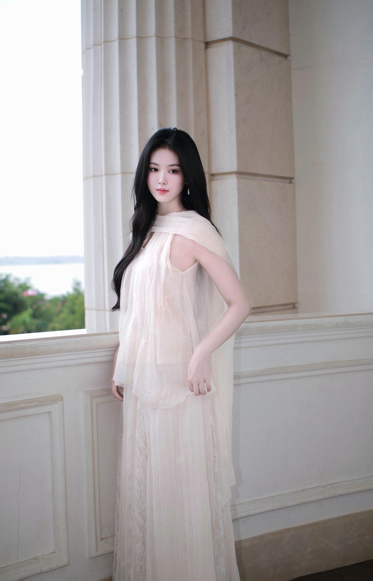 一个穿白裙子的女生坐在草地上清新自然风美照仙气飘飘