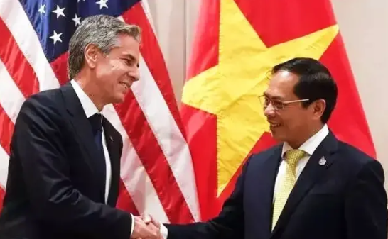 越南总理范明德前几天刚访问中国，求我们帮建高铁，还大言不惭的说中国发展起来了，应