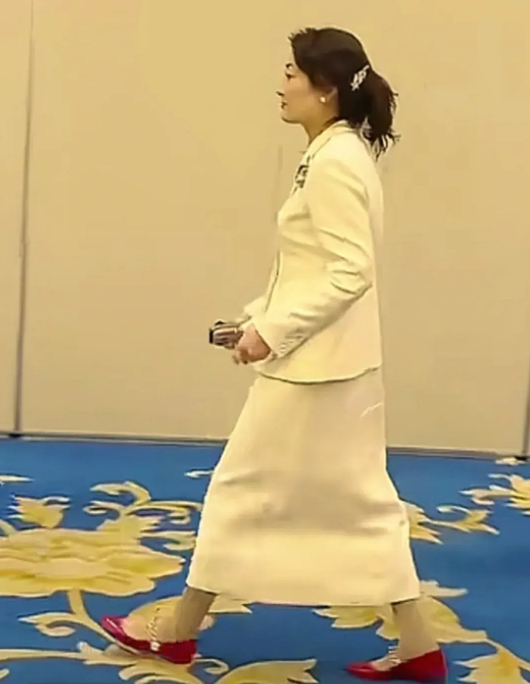 “宗馥莉憋的气比高压锅还稳”，非常欣赏这句话。宗庆后办的最错的一件事是让杜在