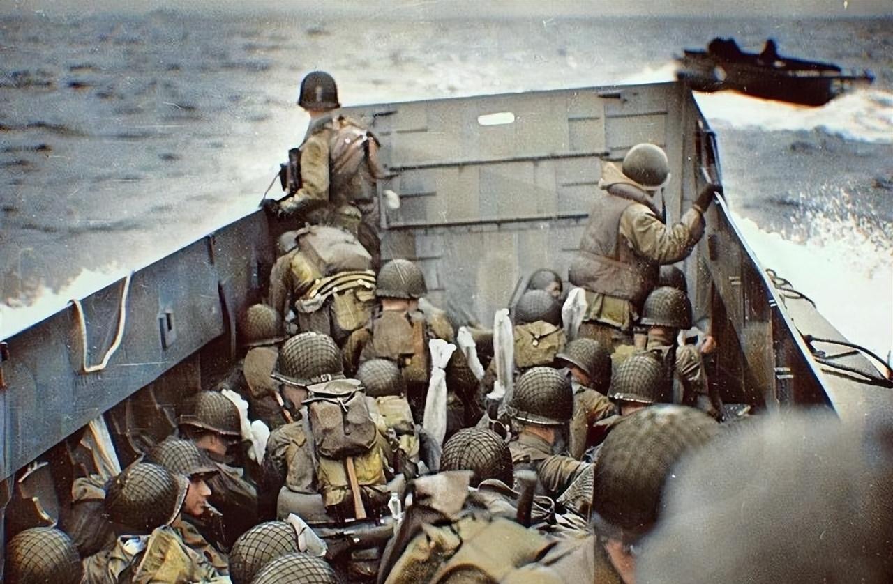 1944年6月6日，这名美军士兵在诺曼底犹他海滩冲锋时，不幸被德军击倒。晨雾