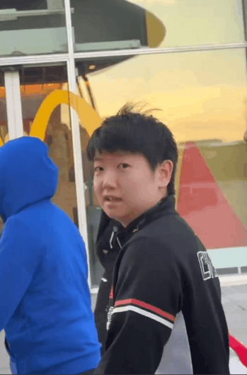 笑不活了，莎莎被当众表白不好意思了，也给旁边的几个人整害羞了！球迷：Super