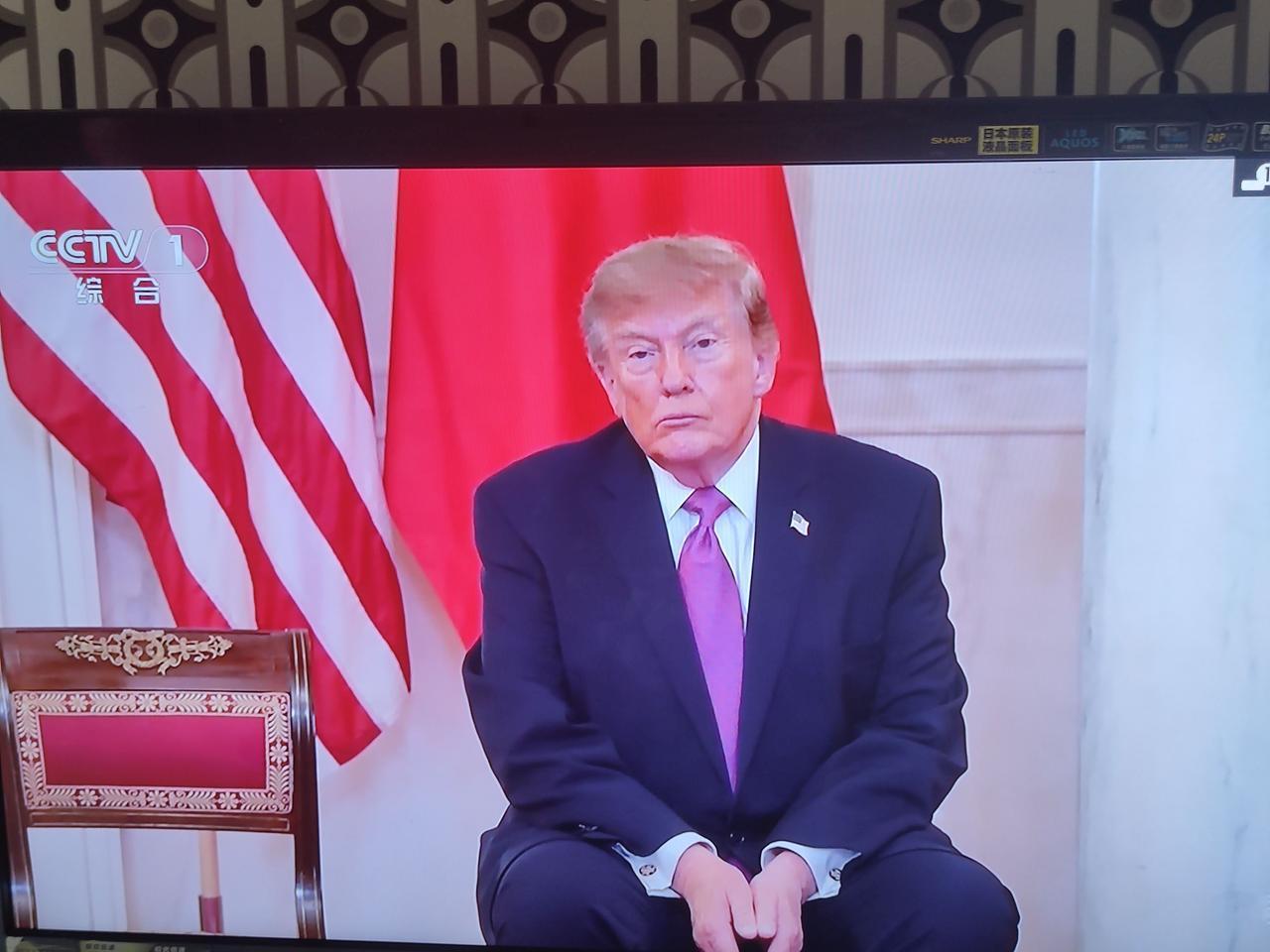 同一个姿势至少给了5个镜头，不知道的还以为他倒时差没倒过来呢！普漂亮媳妇儿坐得