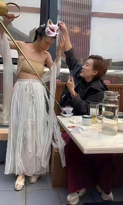 这下好了，谁让你动手的，后悔了吧