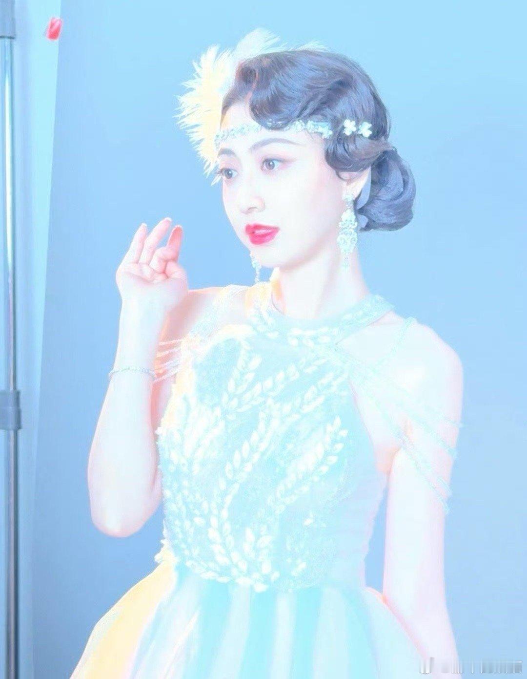 不允许有人没看过范桢的民国戏！旗袍造型温婉大气，大嫂又美又飒，完全就是从民国小说