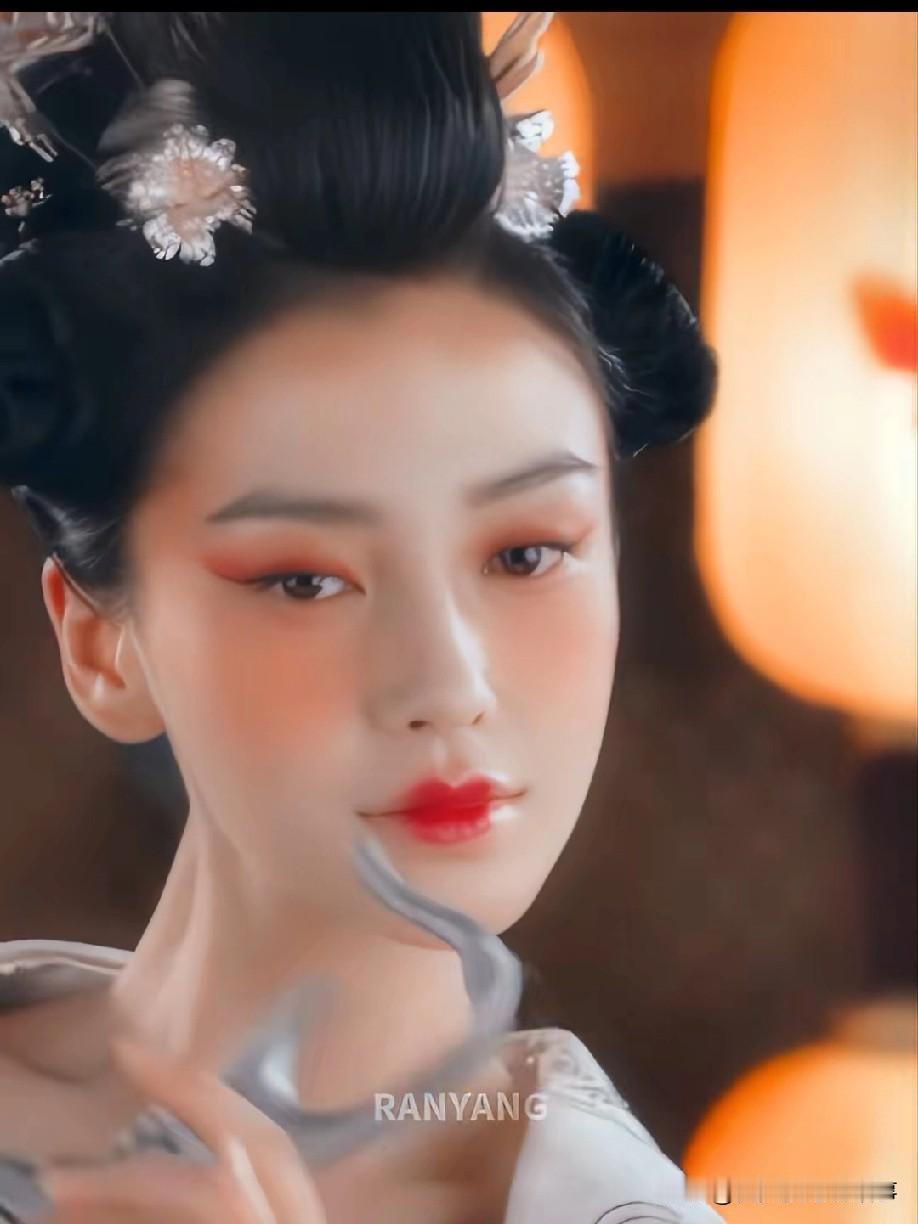 杨颖的静态美貌，在内娱堪称“降维打击”。她极适合“顶美绝美、一出场封神”的角色，