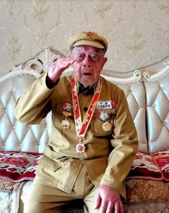 1952年，上甘岭战役中，他1人歼敌400余名，击落美军战机，立下一等战功。可回