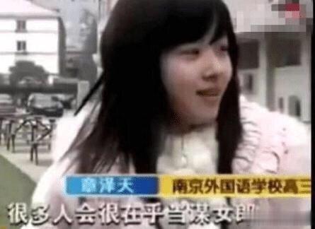 奶茶妹妹跟刘强东恋爱时照片被扒出，才发现当年她这么主动，网友：聪明人。