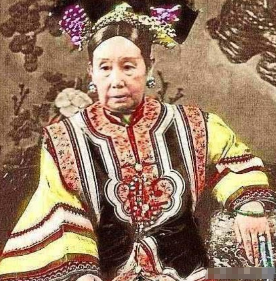 一天，李莲英陪慈禧遛弯突然说，有人花80000两银子买四川盐茶道的缺，慈禧停步谁