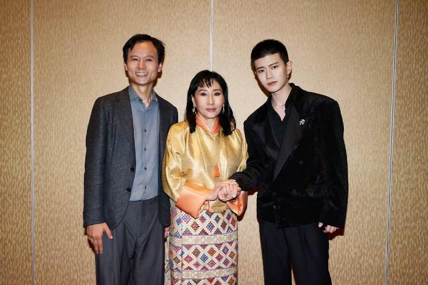 任嘉伦与不丹皇室合影