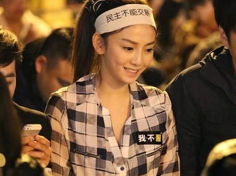 据新加坡联合早报10月4日消息，当年头戴"民主不能交易"布条走红的"太阳花女王"