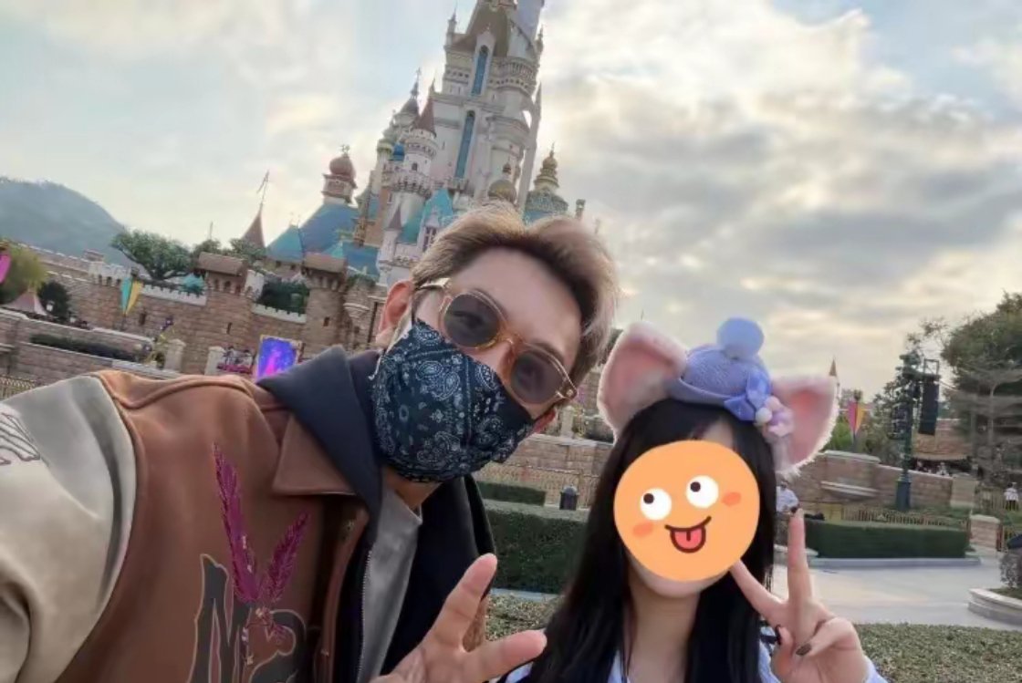 陈浩民和林峯夫妻现身迪士尼，张馨月穿着宽松，被猜测怀了二胎最近的迪士尼真是特别热