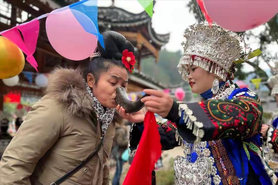 有一位游客不听劝，喝了苗族女孩给的酒，结果确实有些尴尬贵州西江千户苗寨的拦