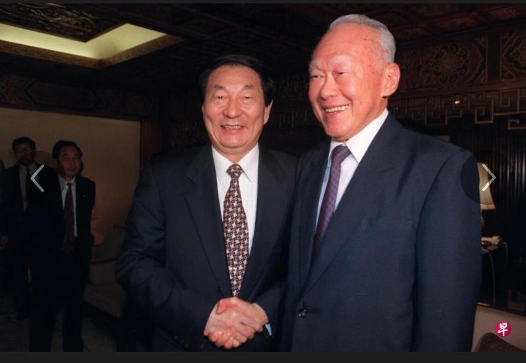 2000年朱镕基总理访日，现场一位日本民众抛出一个尖锐的问题：“我对侵华历史心怀