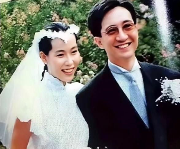 叶童和老公陈国熹的故事，从17岁的一眼心动开始，兜兜转转走过三十多年，活成了