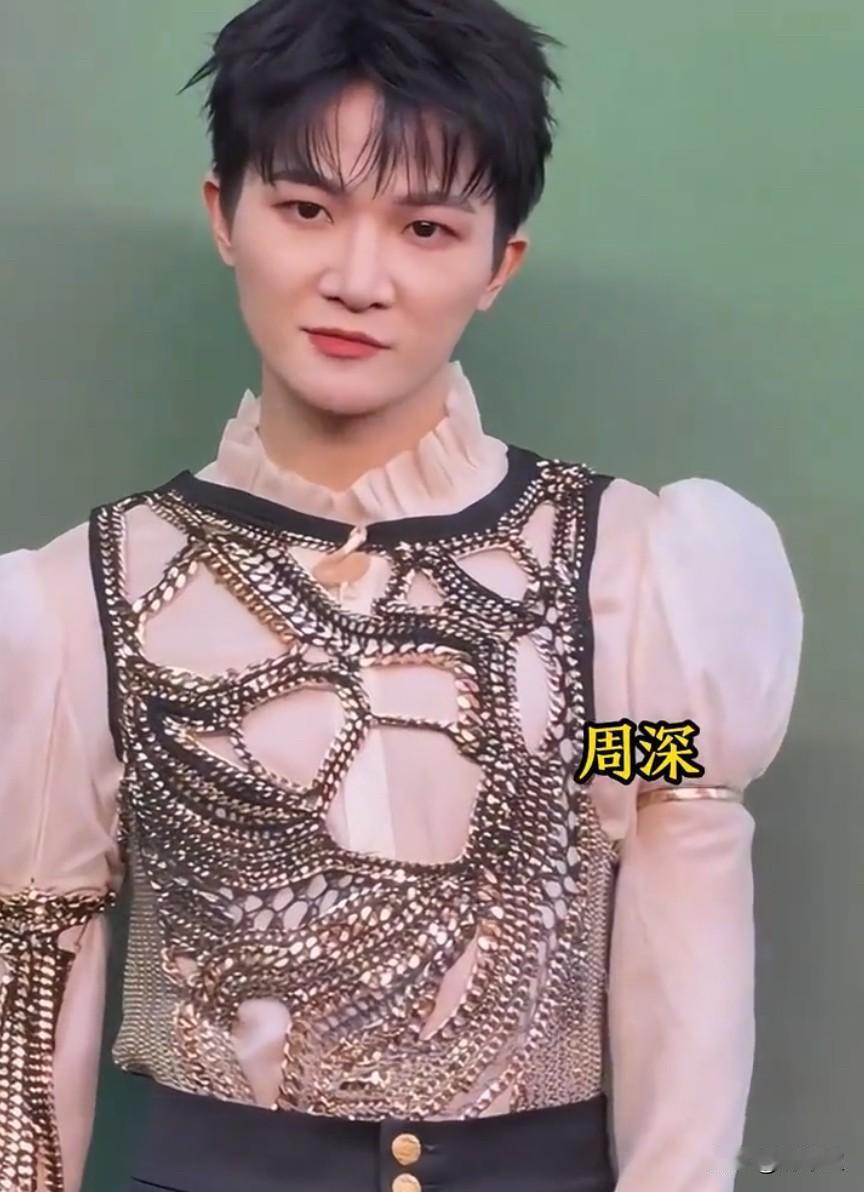 “到底是男的还是女的?”周深在这么混下去绝对要被反噬进娱乐圈之前他就因为这种