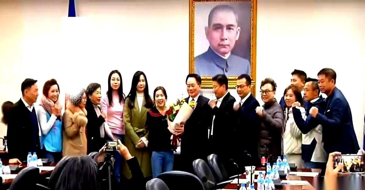 傅崐萁手一抬，搭在徐巧芯肩上，一个眼神过去。那个准备冲出去的话筒，硬生生就收回