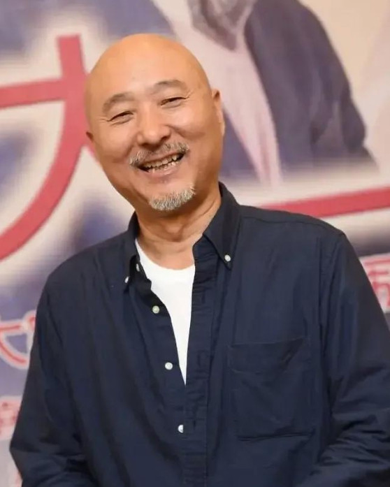 1973年，“黄世仁”陈强提着两瓶好酒，来到“喜儿”田华家，说：“田华啊，你把我