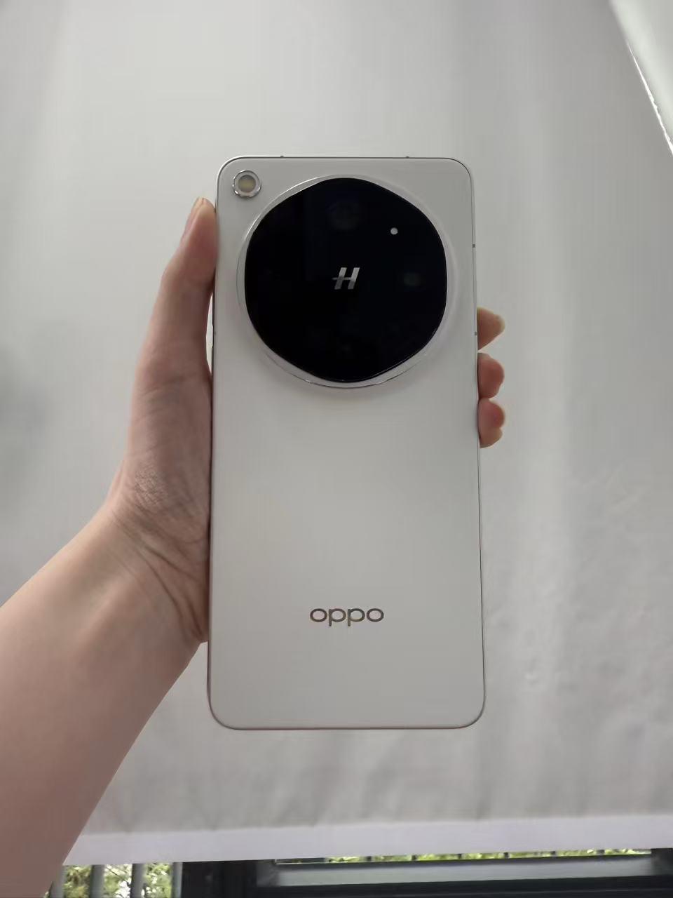 啊啊啊😍摸到FindX9Ultra啦，白色控满足在体验区把新品都摸了一