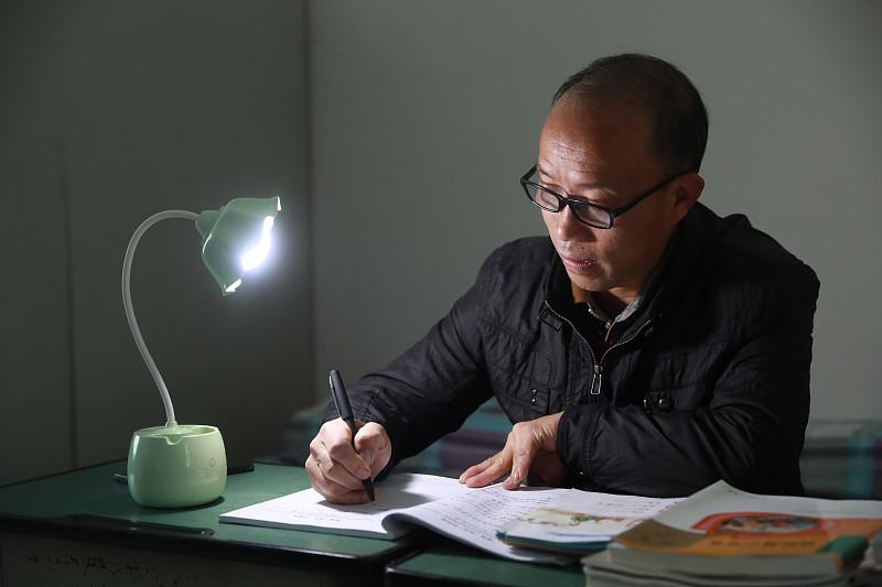 教师分三个层次，你在哪一层？第一层：只会溜须拍马。课不上心，整天围着领导转