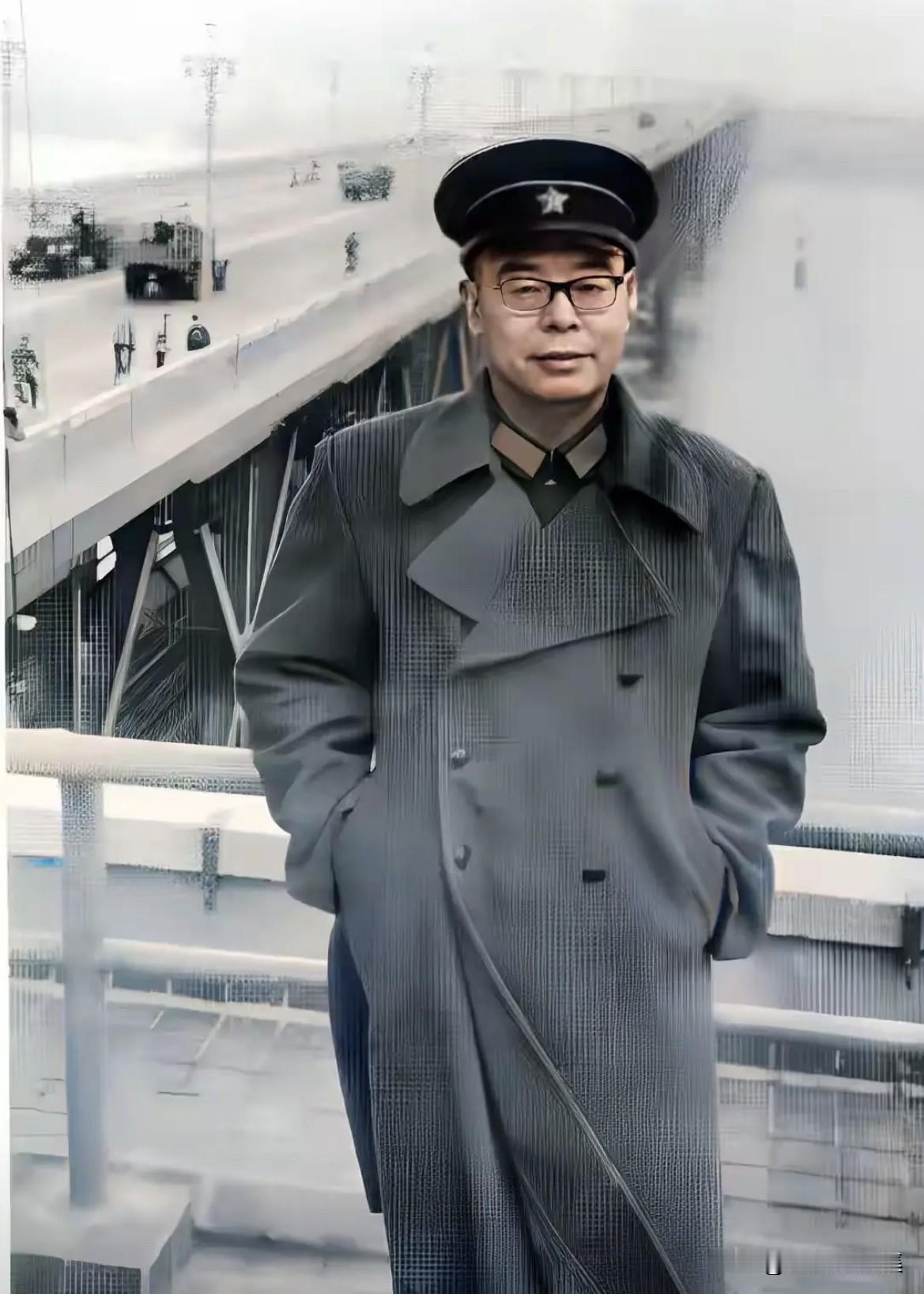 1972年6月，担任海军政治部主任时的刘居英将军的照片。其于1954年任中国人民