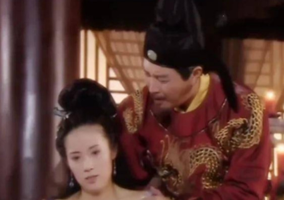 公元626年，李世民砍了李建成脑袋后，当即跑到大嫂玳姬的宫中，玳姬知道自己无
