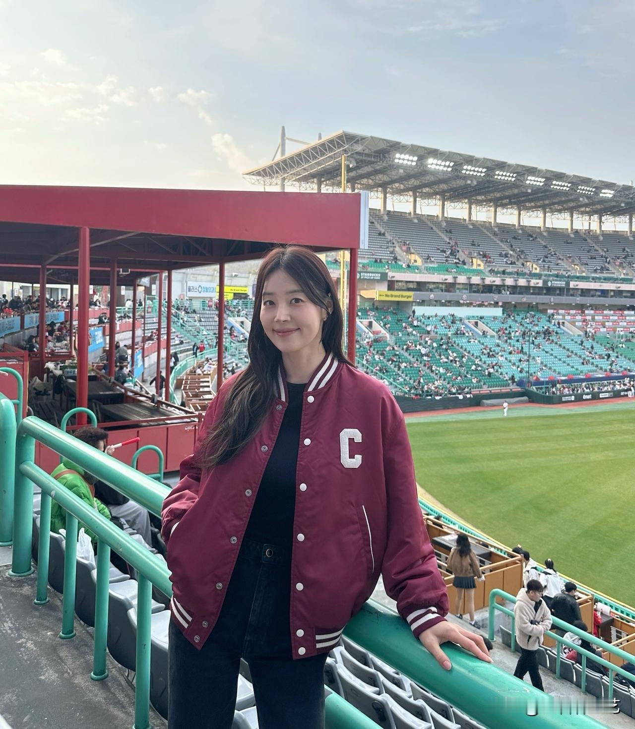 近日，演员韩智慧在Instagram上传了多张照片，并配文“我被棒球场的魅力迷住